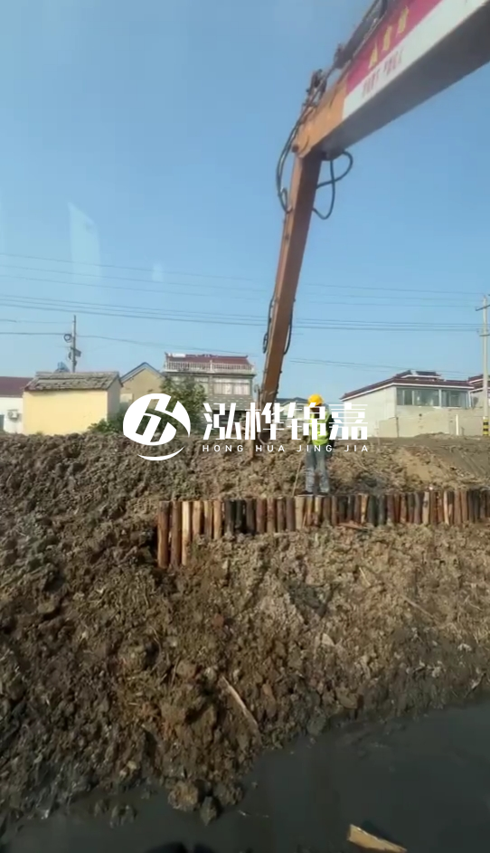 南陽(yáng)挖機(jī)打木樁專業(yè)施工-打防汛木樁時(shí)選用多粗的木樁為宜？